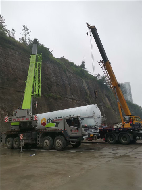 驻马店市“不怕风雨冻”—— 吊车的 “恶劣环境适应” 技术